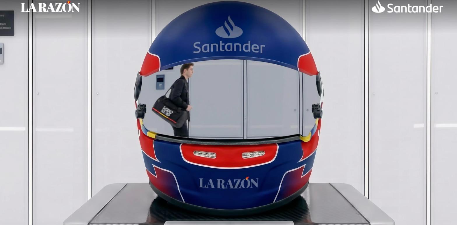 Casco con los logos de Santander y La Razón