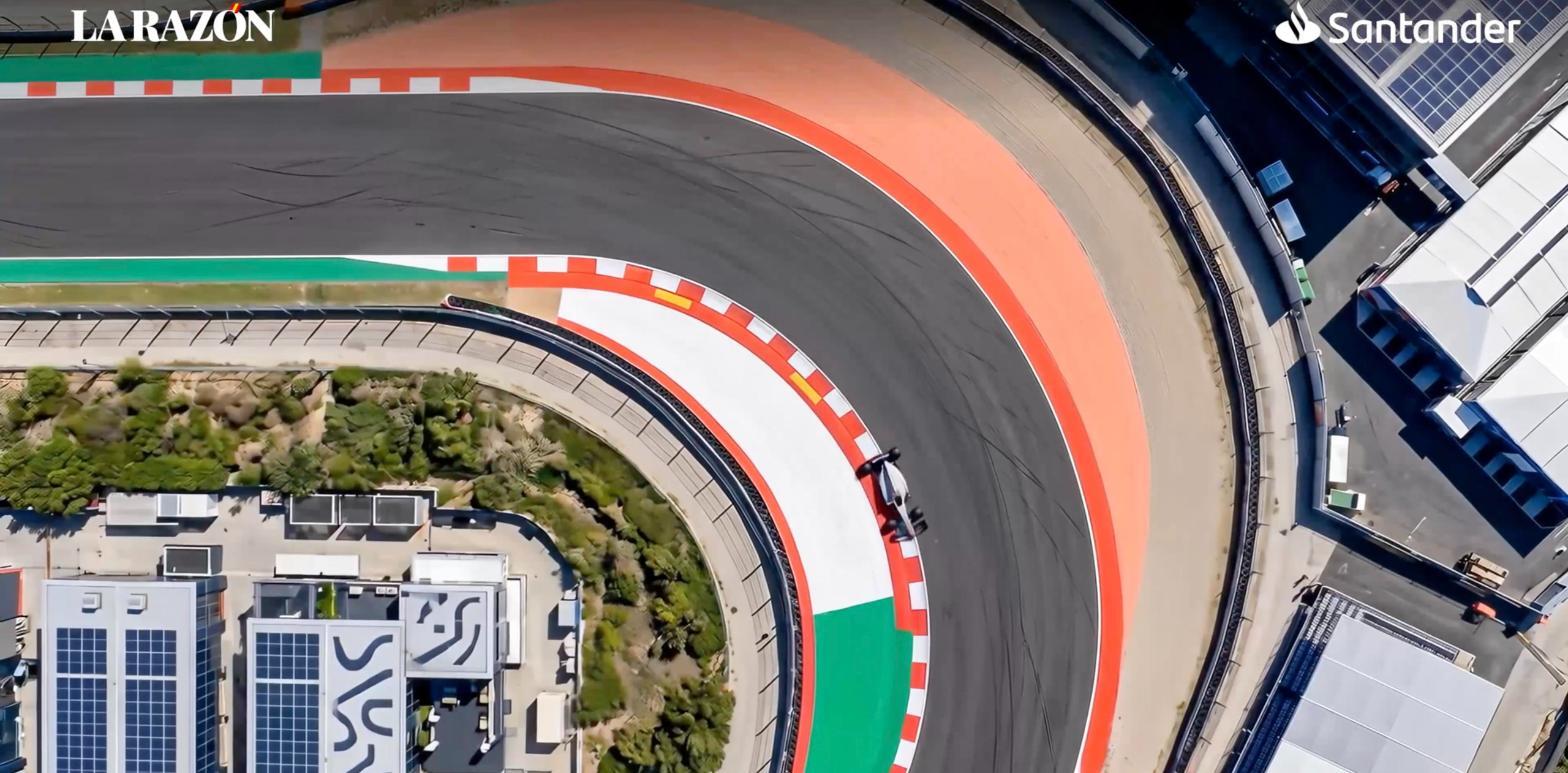 Vista aérea de una curva del circuito con un monoplaza